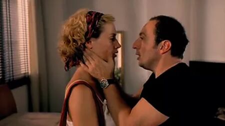 Cecile de France, sert bir seks sahnesinde acımasızca beceriliyor