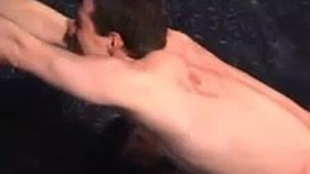 Femdom, köleye tek kuyruklu KOLI kırbacını kullanıyor