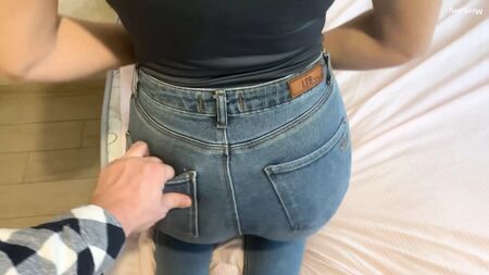 Giysilerini bile çıkarmadan bir arkadaşımın kız kardeşiyle anal seks
