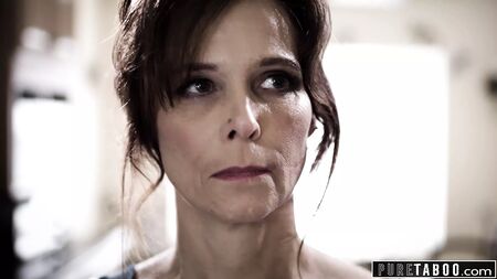 PURE TABOO, 2 Üvey Kardeş Üvey Annelerine Çift Penetrasyon Yapıyor