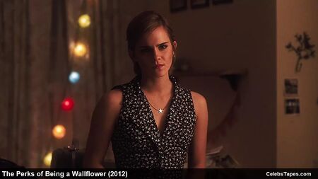 Emma Watson, Mae Whitman ve Nina Dobrev'in iç çamaşırı ve bikini fotoğrafları