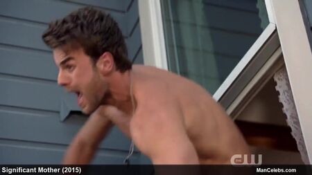 Nathaniel Buzolic seksi iç çamaşırlarıyla soyunuyor