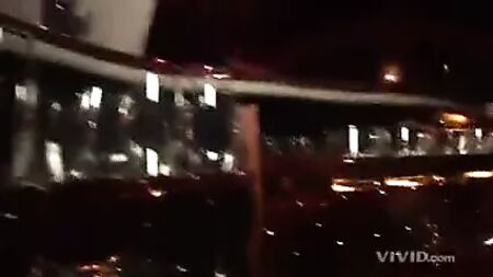 Farrah A kendini bir dildoyla tatmin ediyor