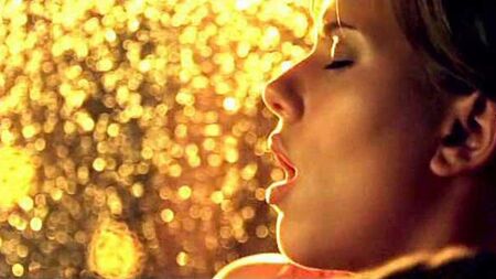 Scarlett Johansson, ScandalPlanet.Com'da bir arabada parmaklanırken görüntülendi