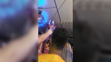 Valeska Popozuda amını gösteriyor