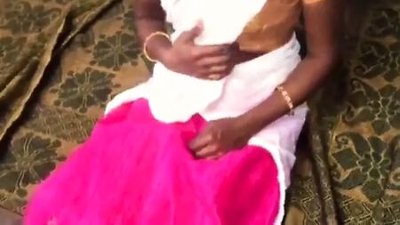 Tamil kökenli bir köy kızı anal seksi deniyor