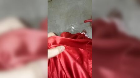 Parlak saten boxer içinde boşalmak