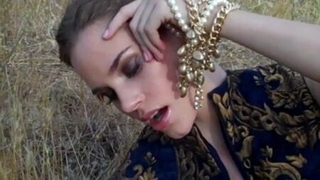 "Revenge" dizisinin yıldızı Christa B. Allen mastürbasyon yapıyor