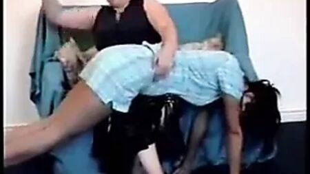 Üvey Anne Kızına Şaplak Atıyor