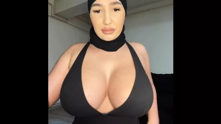 Selma Azmani Büyük Göğüsler