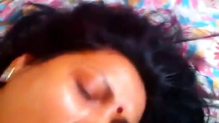 Hintli Bhabhi Siki Emiyor ve Yüzüne Boşalıyor