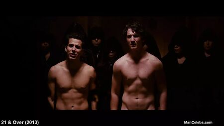Skylar Astin'in çıplak ve seksi film sahneleri