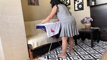 MILF, anal seks için en güzel kıça sahip. Olgun amatör
