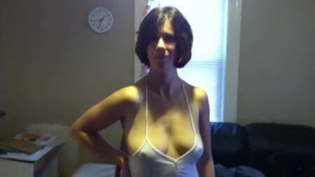 Gömleğinin Üstünden Göğüs Uçları Görünen Seksi Amatör Chell