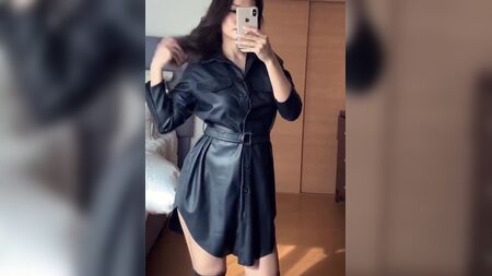 Deri gömlek elbise ve diz üstü çizmeler