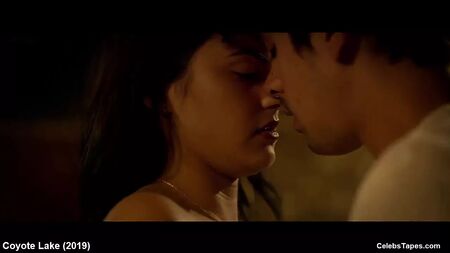 Oyuncu Camila Mendes'in üstsüz seksi film sahneleri