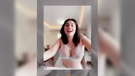 Angie Khoury'nin büyük göğüsleri çıplak