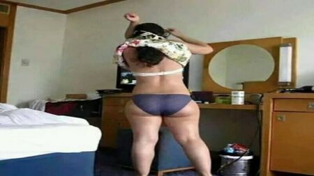 Azgın Hintli Milf, Üvey Oğlunun Arkadaşını Sertçe Sikiştiriyor - Yourpriyanka784 - Tam Hikaye - Hintçe Sesli - Desi Hintli Milf