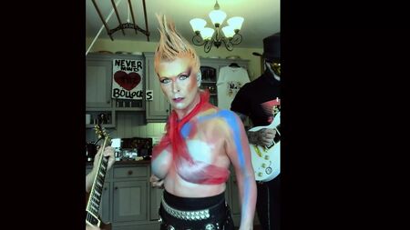 Toyah Willcox - File bluzuyla göğüsleri açıkta