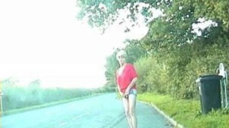 Zoe, sokakta poposu açık seksi şort giymiş teşhirci travesti sürtük