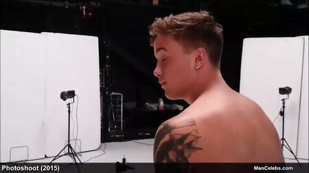 Seksi erkek ünlü Sam Callahan'ın tamamen çıplak fotoğraf çekimi