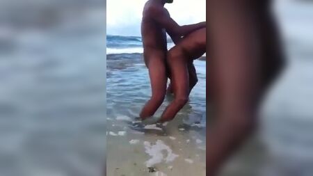 Denizde seks yapan iki siyahi erkek