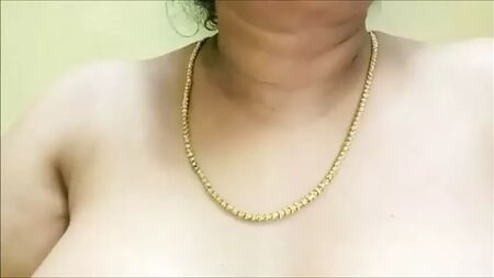 Tamilce seksi teyze şöyle diyor: (Hadi, şu kocaman amcığa çıkalım)