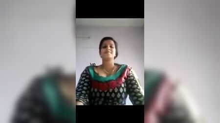 Büyük göğüslü Tamil kız