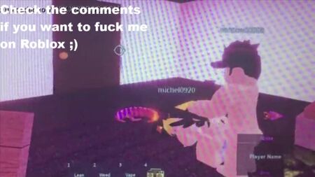 Azgın, ince yapılı bir adam Roblox'taki bir apartman dairesinde masum bir kızı beceriyor