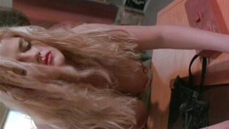 Anna Nicole Smith'in Dolgun Göğüsleri Skandalı - PlanetCom