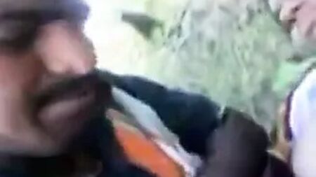 Güney Hindistanlı zeki kız, erkek arkadaşıyla eğlenmeye çalışıyor