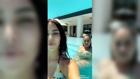 Kim Kardashian ve La La Anthony havuzda bikinili