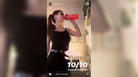 Minijello'nun Sevimli Göğüsleri Instagram Hikayesi