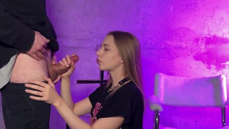 Porno oyuncusu olmak ister misin? İlk olarak, nasıl bir dick emebileceğinizi gösterin!