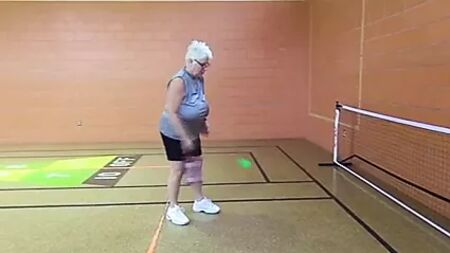 Sutyensiz, olgun, kocaman sarkık göğüslü kadın Pickleball oynuyor