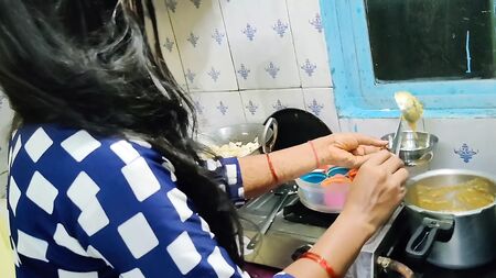 Mutfakta yemek yapan Hintli yenge ve kayınbiraderiyle sevişiyor