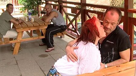 Şişman, iri göğüslü büyükanne seks sırasında izleyicileri seviyor