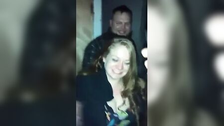 arkadaşının karısı, tüm arkadaşlarının önünde göğüslerini gösteriyor