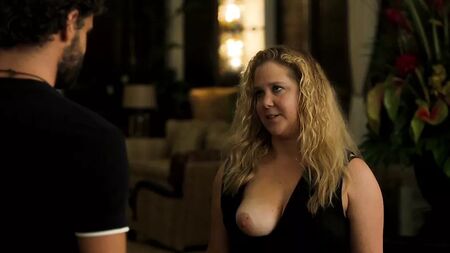 Amy Schumer'ın çıplak göğsü