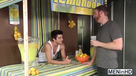Johnny Rapid, genç kıçını herkesin gözü önünde siktiriyor