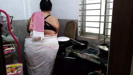 (Tamil Maa Ki Jabardast Chudai Beta) Mutfakta Sikişen Desi Seksi Üvey Anne - Hintçe Sesli