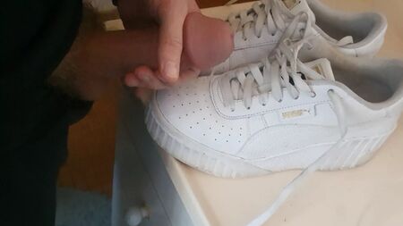 Kuzenlerin üzerine boşal, Puma topuklu ayakkabılar