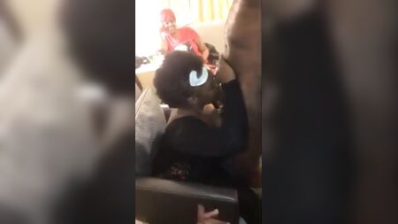 Yaşlı siyahi üvey anne partide striptizcinin aletini yalıyor
