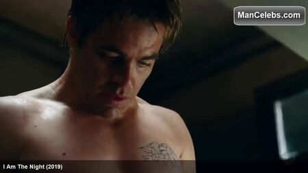 Chris Pine, gömleksiz ve seksi bir poz verdi