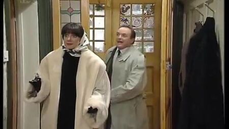 Belinda Lang ve Lynda Bellingham Bacaklarını Gösteriyor