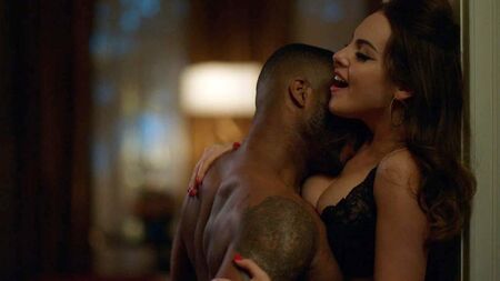 ScandalPlanet.Com'da Elizabeth Gillies'in Dekoltesi