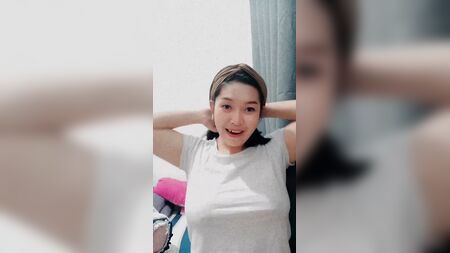 Mery Safitri, sütyensiz büyük göğüsleriyle Instagram'da canlı yayında