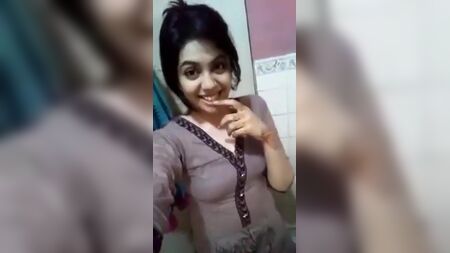 Tamil kızının çıplak gösterisi