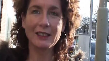40 yaşındaki MILF'in ilk anal deneyimi