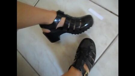 Melissa Petit Jolie, genç kızın ayağındaki Jelly sandalet
